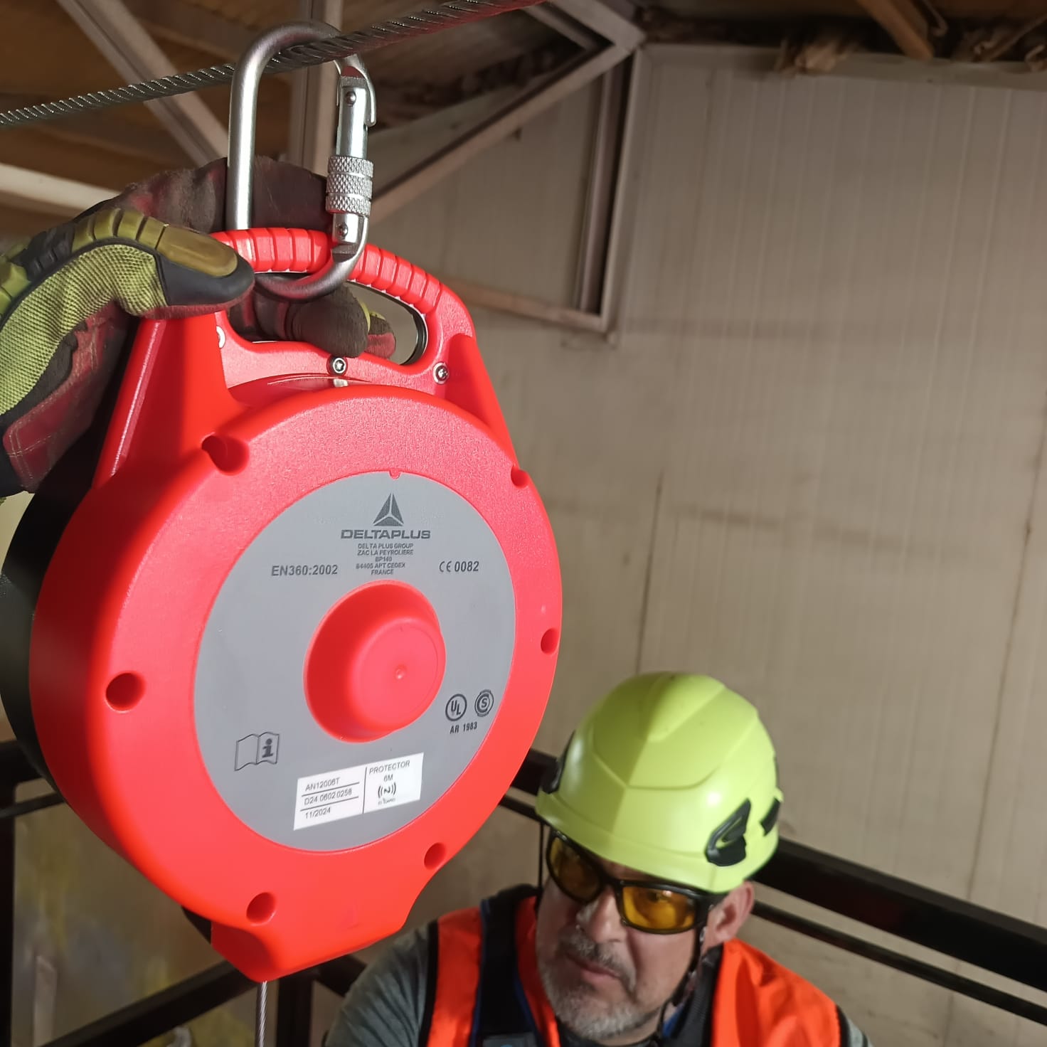 Inspección en terreno de sistema retráctil de protección contra caídas